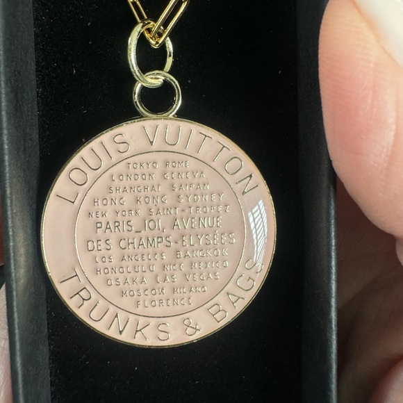 Louis Vuitton 32mm‎ Pink  Trunk &
Bags 18” Stainless Steel Gold Plated Necklace - Picture 4 of 4